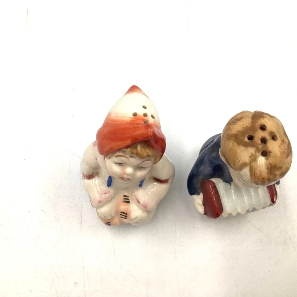 Vtg Musician Boy Girl Salt and Pepper Shaker Porcelain Singing Accordion Gift‎